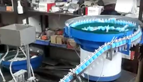 瓶盖组装机_凸轮分割器应用